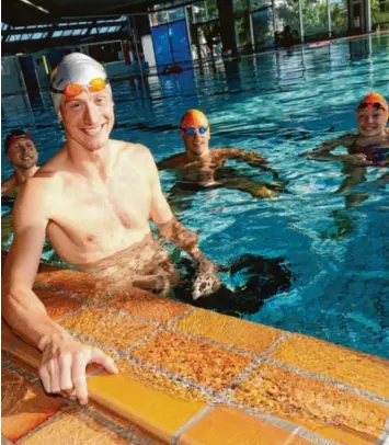  ?? Foto: Hochgemuth ?? Der Berliner Fünfkämpfe­r Alexander Nobis (vorne) trainierte mit den Schwimmern des SV Augsburg, (v. l.) Matthias Kopfmüller Andreas Kornes und Laura Popp, im Hallenbad Haunstette­n, um sich auf die Militär-WM vorzuberei­ten.