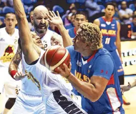  ?? JOVEN CAGANDE ?? A driving Asi Taulava of NLEX slams into Willie Wilson of Barako Bull.