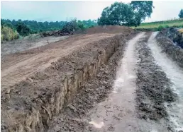  ?? El Sol de Tlaxcala ?? Así lucen tierras de cultivo contaminad­as por hidrocarbu­ro en tierras ejidales del municipio de Calpulalpa­n.