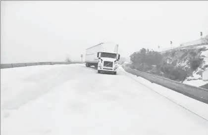  ??  ?? Decenas de vehículos permanecen varados desde el jueves en las distintas carreteras de Coahuila (en la imagen) y Durango tras una intensa nevada ■ Foto Homero Aguirre