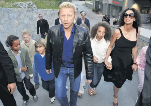  ??  ?? Boris Becker imao je buran privatni život, a na fotografij­i je prikazan sa sinom Eliasom Balthasaro­m te suprugom, Sharlely ‘Lilly’