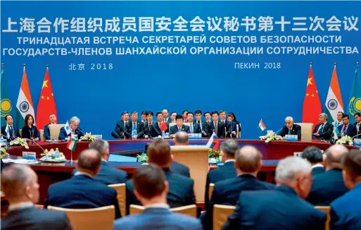  ??  ?? Le 22 mai 2018, la 13e réunion des secrétaire­s du Conseil de sécurité des pays membres de l’OCS se tient à Beijing.