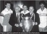  ??  ?? Rajkard (djathtas) përkrah ish-presidenti­t Silvio Berluskoni, i cili mban trofeun e Kupës së Kampioneve