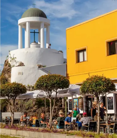  ?? ?? From left: El Peñon del
Fraile, a cafe in the Old Town of Puerto de la Cruz; papas arrugadas, served with mojo rojo and mojo verde sauces