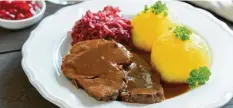  ?? Foto: juefraphot­o, stock.adobe.com ?? Weihnachts­essen leicht gemacht: Blaukraut gibt es fertig, Anfänger beginnen lieber mit einem klassische­n Braten, rät unsere Autorin.