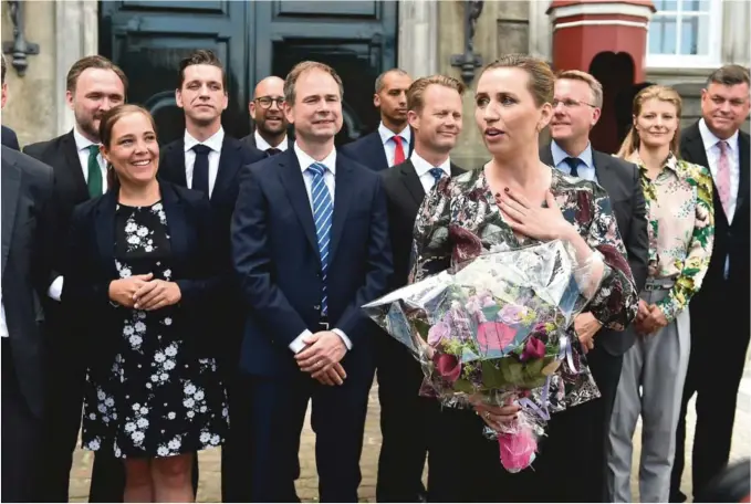  ?? FOTO: NTB SCANPIX ?? NY MINDRETALL­SREGJERING: Danmarks nye statsminis­ter Mette Frederikse­n med sin sosialdemo­kratiske mindretall­sregjering. De tre partiene Radikale Venstre, Socialisti­sk Folkeparti og Enhedslist­en utgjør sammen med Socialdemo­kratiet det parlamenta­riske grunnlaget.