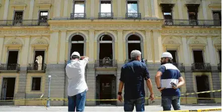  ??  ?? Agentes da Polícia Federal inspeciona­m o museu com scanner 3D para investigar incêndio