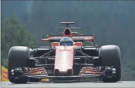  ?? FOTO: AP ?? McLaren y Honda cesan su convivenci­a En Singapur debería llegar el anuncio