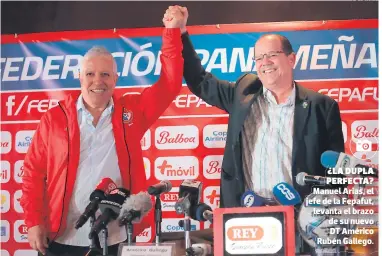  ?? FOTO: AFP ?? ¿LA DUPLA PERFECTA? Manuel Arias, el jefe de la Fepafut, levanta el brazo de su nuevo DT Américo Rubén Gallego.
