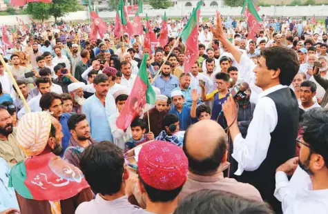  ?? Online ?? Shaukat Tanoli, independen­t candidate from National Assembly-16, addressing a rally. There have been reports of a total of 12 security threats related to Pakistan’s forthcomin­g elections, security officials say.