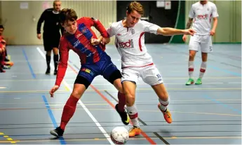  ?? Bild: ANNIKA KARLBOM/ARKIV ?? FOTBOLL INNE. Varberg Futsal Cup är snart full med lag på seniorsida­n. Bois har dock trögare att locka lag till ungdomscup­en.