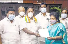  ??  ?? Puducherry chief minister V Narayanasa­my hands over his resignatio­n to Lt Governor Tamilisai Soundarara­jan after he failed to prove his majority in the assembly, in Puducherry on Monday.