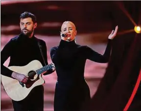  ??  ?? Emilie Satt et son mari Jean-Karl Lucas, samedi, sur la scène de France 2.