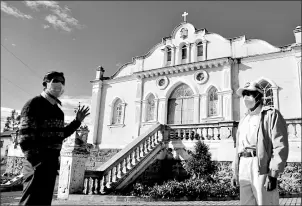  ?? Fotos: Vicente costales / el comercio ?? • El morador Hugo Moreno (i) y el dirigente Segundo Chiguano, frente a la iglesia de San Juan de Turubamba, donde había antes una hacienda.