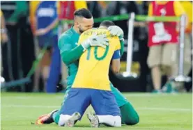  ?? AP ?? El portero Weverton y Neymar brillaron en los lanzamient­os de penal.