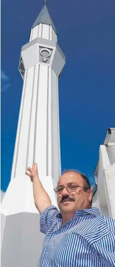  ?? FOTO: RUDI MULTER ?? Es ist genau so geworden wie geplant: Ali Akyildiz vom Verein Ditib in Bad Saulgau vor dem neuen Minarett an der Moschee.