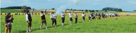  ?? Fotos: Andreas Schuster ?? Der Schützenve­rein Frauenried­hausen beging ein großes Jubiläum: Den Verein gibt es nun seit 50 Jahren. Auch die Böllergrup­pe konnte feiern, denn sie gibt es seit 15 Jah ren.