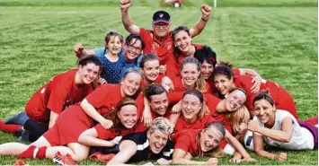  ?? Foto: Izsó ?? Spielen auch in der nächsten Saison in der Bezirksobe­rliga: die Fußballeri­nnen des SV Wörnitzste­in Berg.