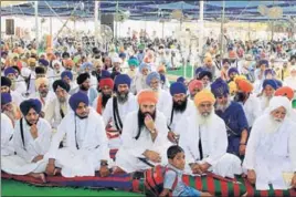  ?? SANJEEV KUMAR/HT ?? Parallel jathedars Baljit Singh Daduwal and Dhian Singh Mand with other Sikh activists during a protest at Bargari in Faridkot district on Thursday.