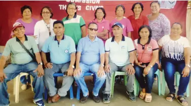  ??  ?? PHOTO shows (from left) during the National Senior Citizens Commission Thanksgivi­ng activity Marcelino Saging, former chapter president; Barangay Chair Noel Estrera of San Isidro, Kaputian, Island Garden City of Samal; Davao del Norte president Alfredo F. Amores; San Isidro chapter president Arthur Landero and Mrs. Landero; and Loreta Estoy. PR