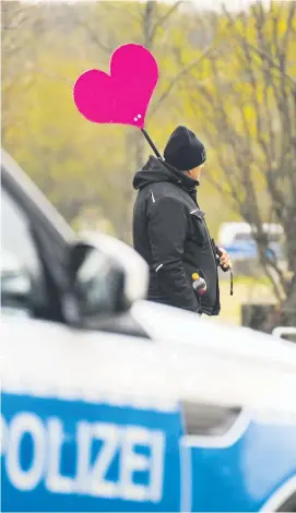  ??  ?? »We are Love« lautete das Motto der Querdenken-Demo am Sonntag im Frankfurte­r Rebstockpa­rk, der den Protestier­enden von der Stadt zugewiesen worden war.