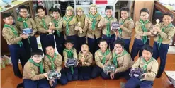  ?? SEPTINDA AYU/JAWA POS ?? PRESTASI INTERNASIO­NAL: Seluruh anggota tim robotika SD Muhammadiy­ah 4 menunjukka­n robot dan piala di ajang Robocup Singapore Open 2018.