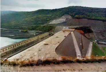  ?? Foto: Ralf Streck ?? Umstritten­e Erhöhung der Staumauer: »Wo soll das ganze Wasser herkommen?«