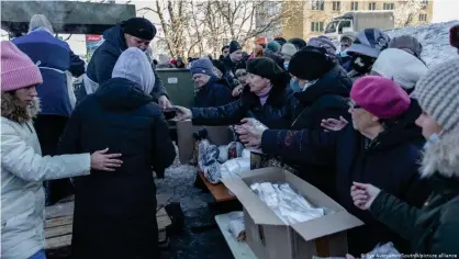  ??  ?? Жители Владивосто­ка у полевой кухни