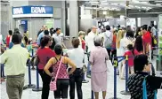  ??  ?? Viajeros hacen fila para ser atendidos en el check-in.