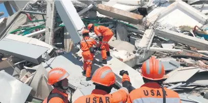  ?? Picture: EPA-EFE ?? CLEAN-UP. Indonesian rescuers work on the collapsed Roa Roa hotel as they try to find survivors in Palu, central Sulawesi, Indonesia, yesterday.