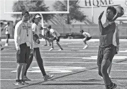  ?? MONICA D. SPENCER/THE REPUBLIC ?? Freshman quarterbac­k Jamar Malone throws the ball during spring practice at Higley High School in Gilbert on Thursday.