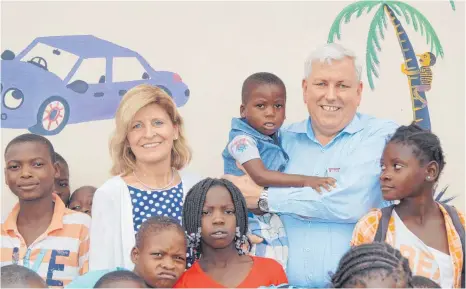  ?? FOTOS: PRIVAT ?? Martina und Hermann Stark bei der Einweihung des Schulgebäu­des in Chinhacani­ne (Mosambik).