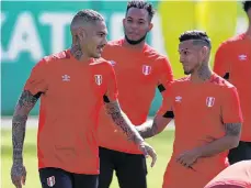  ?? /EFE ?? El peruano Paolo Guerrero (izq.) podría alinear de inicio contra la escuadra francesa, hoy en Ekaterimbu­rgo.