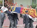  ?? AP ?? Pallbearer­s carry the coffin holding the remains of Diana, Princess of Wales, from the Salpetrier­e Hospital in Paris, en route to London, on Aug. 31, 1997.