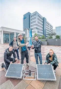  ?? ?? PROTOTYPE: The team from GCU with a flatpack turbine.