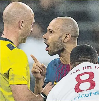  ?? FOTO: PERE PUNTÍ ?? Javier Mascherano protesta al árbitro en la visita a Olympiacos en esta Champions League