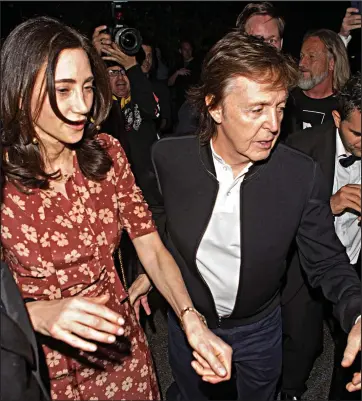  ??  ?? Let ’em in: Sir Paul and wife Nancy have more success at Hyde cocktail bar in Los Angeles