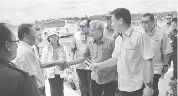  ??  ?? Masing being welcomed by personnel of SM Inland Port in Tebedu yesterday in the presence of (from right) Pang, Dahim, Safri and Awang Bemee.