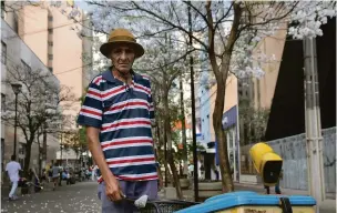  ??  ?? “Dependo do calor para sobreviver”, conta Luiz Paziano Martins de Moraes, que vende sorvetes na região central