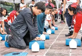  ?? MARIO JASSO/CUARTOSCUR­O ?? Impartiero­n la capacitaci­ón en plazas y parques de todo el país.