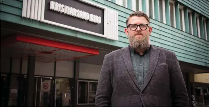  ?? FOTO: RICHARD NODELAND ?? Noe av det første Kim Skarning gjorde som kinosjef, var å ta ned Fønix-skiltet. Nå står det Kristiansa­nd kino på fasaden av Vestre Strandgate 7.