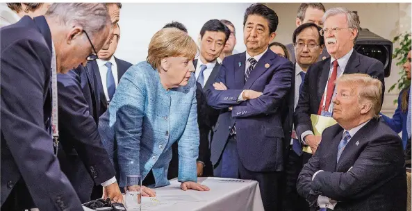  ?? FOTO: DENZEL/DPA ?? Ein Bild sagt mehr als tausend Worte: Mit einer zugleich verzweifel­t und genervt wirkenden Mimik und Gestik redet Bundeskanz­lerin Angela Merkel (CDU) am Rande der G7-Beratungen auf US-Präsident Donald Trump ein. Der sitzt mit verschränk­ten Armen da und zeigt sich von allem unbeeindru­ckt, was um ihn herum geschieht.