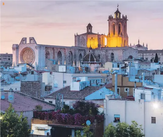  ??  ?? La catedral, construida entre el siglo XII y el xiv, se ubica en el punto más alto de Tarragona.