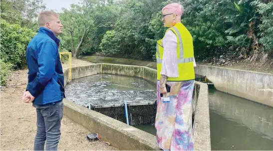  ?? Picture: Thabiso Goba ?? TROUBLED WATERS. The DA’s Dean McPherson with eThekwini councillor Zoe Solomon near a leaking pump station in the Bluff.