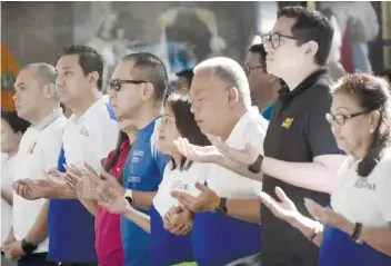  ?? EDITOR: VANESSA L. ALMEDA/ valmeda@sunstar.com.ph SUNSTAR FOTO / ALLAN CUIZON ?? PRAYER. Bakud Party candidates, including reelection­ist Sen. Bam Aquino (second from right), recite a prayer during a mass for the opening activity of their campaign sortie on Friday, March 29.