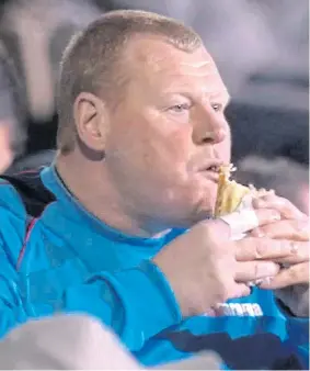  ??  ?? Millions of TV viewers saw Shaw tucking into pastry snack during match