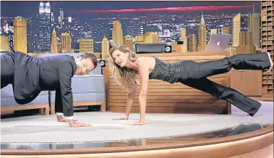  ?? GETTY IMAGES ?? Gisele Bündchen, que cuelga continuame­nte ‘selfies’ de yoga en sus cuentas sociales, muestra al presentado­r Jimmy Fallon una postura en ‘The tonight show’