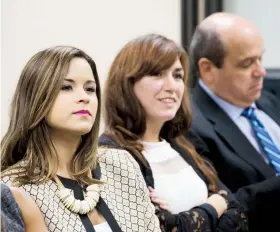  ??  ?? Las estudiante­s Melanie Figueroa y Karina Jiménez, y Antonio Vega, presidente de Acesco Caribe.