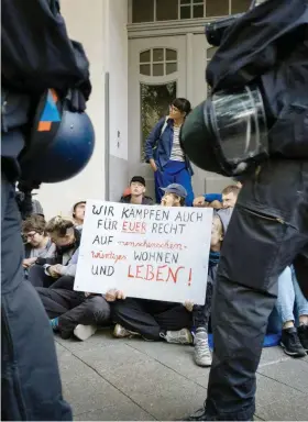  ??  ?? Immer wieder gibt es Protest gegen Räumungen – hier 2019 in Berlin-Wedding.