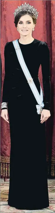  ?? CARLOS ALVAREZ / GETTY ?? 1Armonía oriental. La reina Letizia y la primera dama china conjuntada­s en azul tinta china (izquierda) y sedas bordadas